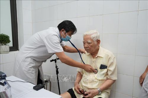 Người dân phường Thanh Miếu được các bác sĩ thăm khám, kiểm tra sức khỏe kỹ lưỡng.