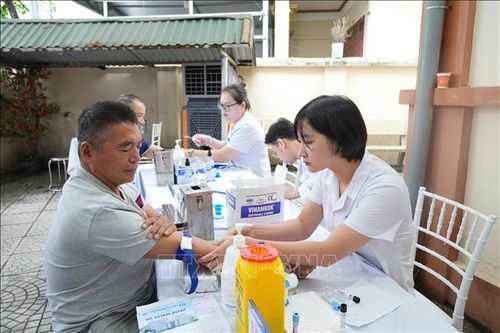 Người dân được khám, lấy mẫu xét nghiệm trong ngày đầu triển khai chương trình khám sức khỏe miễn phí tại Phú Thọ.