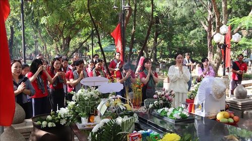 Người dân, du khách và đoàn các địa phương về tri ân các Anh hùng liệt sĩ tại Nghĩa trang Hàng Dương.