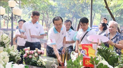 Đông đảo du khách, người dân đến tri ân các Anh hùng liệt sĩ tại Nghĩa trang Hàng Dương, đặc khu Côn Đảo.