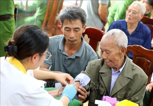 Các bước lấy mẫu để xác định ADN của thân nhân liệt sĩ được tiến hành đúng trình tự, cẩn trọng và hết sức khẩn trương.