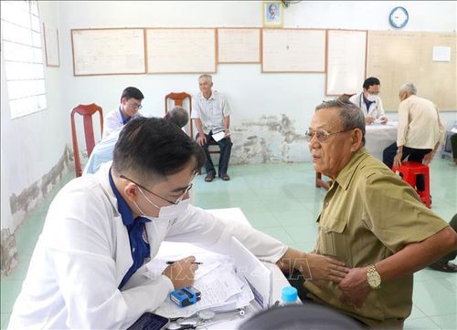 Bác sỹ khám và tư vấn sức khỏe cho người có công với cách mạng.