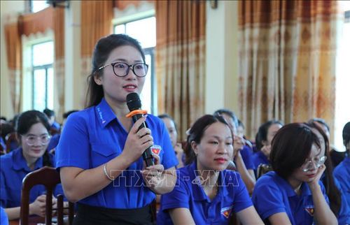 Đoàn viên Nguyễn Thị Lan Hương đặt câu hỏi tới các vị khách mời tham gia chương trình giao lưu “Câu chuyện thời hoa lửa”.