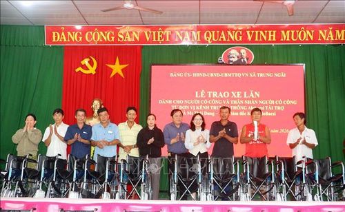 Sở Y tế tỉnh Vĩnh Long phối hợp các đơn vị trao tặng xe lăn cho người có công và thân nhân người có công trên địa bàn.
