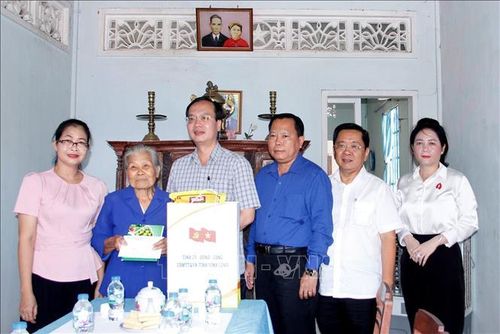 Chủ tịch UBND tỉnh Vĩnh Long Trần Trí Quang đến thăm gia đình chính sách, người có công trên địa bàn.