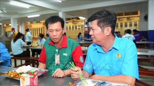 Ông Trần Lê Duy, Ủy viên Ban Chấp hành Tổng Liên đoàn Lao động Việt Nam, Chủ tịch Liên đoàn Lao động tỉnh Tây Ninh trò chuyện, lắng nghe tâm tư của công nhân trong “Bữa cơm Công đoàn".