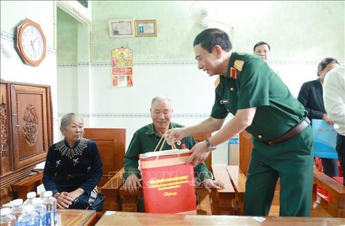 Đại tướng Phan Văn Giang tặng quà gia đình chính sách tỉnh Lâm Đồng nhân kỷ niệm 79 năm Ngày Thương binh - Liệt sĩ.