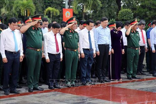 Đại tướng Phan Văn Giang dâng hương tưởng niệm các Anh hùng liệt sỹ tại Nghĩa trang liệt sĩ Đắk Nông, tỉnh Lâm Đồng.
