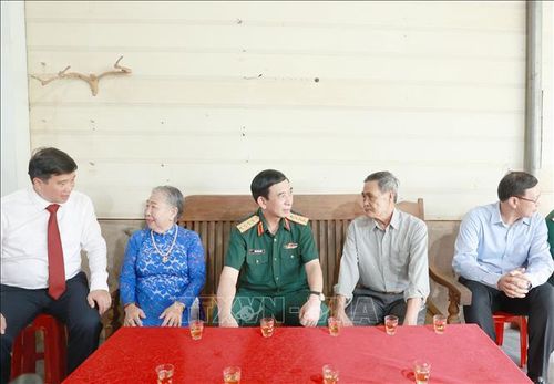 Đại tướng Phan Văn Giang thăm hỏi, động viên thương binh, gia đình chính sách tại xã Nhân Cơ, tỉnh Lâm Đồng.