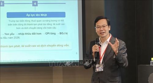 Diễn giả Nguyễn Quốc Hùng, Giáo sư Đại học Aoyama Gakuin, phân tích mối liên hệ giữa kinh tế vĩ mô, địa chính trị và sự dịch chuyển của dòng tiền toàn cầu. Ảnh: Bùi Hà/PV TTXVN tại Nhật Bản