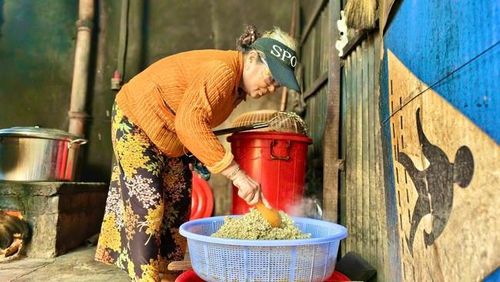 Sau khi được chà sạch, don được ngâm cho nhả cát rồi luộc đến khi há miệng....