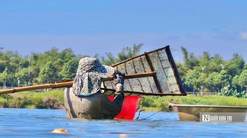 Mỗi buổi cào kéo dài từ 4 đến 6 tiếng. Khi nước rút, người dân xuống sông làm việc; đến lúc thủy triều dâng, mọi người thu dọn dụng cụ, đưa don lên ghe rồi trở vào bờ.