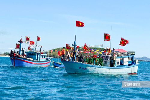Sau lễ tế chính, ngư dân đưa những chiếc tàu cá được trang trí cờ hoa rực rỡ nối đuôi nhau rẽ sóng tiến ra biển. Qua đó, ngư dân cầu mong những chuyến biển tới sẽ thật nhiều may mắn, bội thu cả mùa đánh bắt.