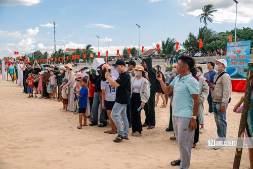 Đông đảo ngư dân, người dân đã có mặt để tham dự. Ngư dân Nguyễn Hữu Quốc nói: “Ngày giỗ cá Ông được xem như là ngày tết của dân làng chài, tâm thức luôn nhắc nhở và mách bảo ngư dân rằng, hướng về thần sẽ có sự phù trợ, giúp đỡ và chắc chắn những chuyến ra khơi cá mực đầy khoang”.