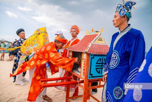 Ông Cho chia sẻ: “Lễ hội là nét đẹp đậm đà bản sắc, là nơi bà con gửi gắm niềm kính ngưỡng sâu sắc đến Thần Nam Hải (Cá Ông) - vị thần hộ mệnh linh thiêng luôn che chở cho người dân vượt qua sóng to gió lớn. Đây là dịp để thành kính dâng hương, cầu nguyện cho mưa thuận gió hòa, biển yên sóng lặng, cầu Ông phù hộ cho những chuyến tàu ra khơi thuận buồm xuôi gió, tôm cá đầy khoang, mùa màng bội thu”.