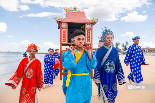 Ông Nguyễn Cho, Trưởng Ban lạch Long Thủy cho hay, lễ hội Cầu ngư từ bao đời nay không chỉ là ngày hội lớn nhất của làng mà đã trở thành “mùa Tết thứ hai”, in đậm trong đời sống tinh thần của bao thế hệ người dân Long Thủy.