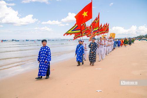 Từ đó, làng chài Long Thủy hình thành cùng sóng nước, gắn bó bền chặt với biển. Tín ngưỡng thờ cá Ông cũng từ đó hình thành và được giữ gìn đến ngày nay.