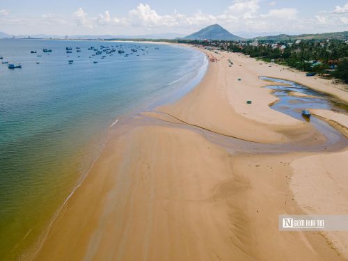 Làng chài Long Thủy tọa lạc tại phường Bình Kiến, tỉnh Đắk Lắk, là một ngôi làng mang đậm dấu ấn lịch sử và văn hóa của cụm dân cư miền biển.