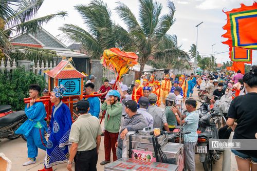 Đoàn Tế lễ sau khi thực hiện nghi thức nghinh trên biển sẽ nghinh trên bờ, qua xóm làng để cầu bình an cho nhân dân.