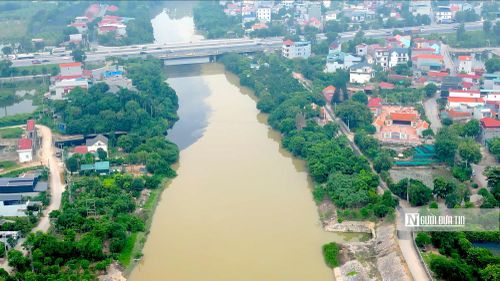 Tuy nhiên, trải qua hàng chục năm, công trình này đang phải “oằn mình” chống đỡ với tình trạng ô nhiễm. Nguyên nhân ô nhiễm do dòng sông phải tiếp nhận các nguồn nước thải, chất thải sinh hoạt từ cộng đồng dân cư địa phương, nước thải công nghiệp từ các đơn vị kinh doanh, dịch vụ, bệnh viện, sản xuất nông nghiệp, làng nghề, cơ sở chăn nuôi, các cơ sở sản xuất, nước rỉ rác từ các bãi rác dân sinh và các loại chất thải rắn khác