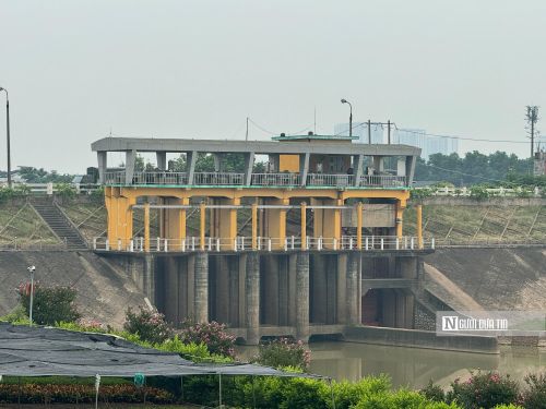 Trước bối cảnh đó, Trạm bơm Xuân Quan được Bộ Nông nghiệp và Môi trường, đầu tư xây dựng nhằm nâng cao năng lực tiêu thoát nước cho hệ thống. Bộ Nông nghiệp và Môi trường cũng ban hành Quyết định số 1479/QĐ-BNNMT phê duyệt chủ trương đầu tư Dự án Nâng cấp, hiện đại hóa và cải thiện môi trường nước hệ thống thủy lợi Bắc Hưng Hải.