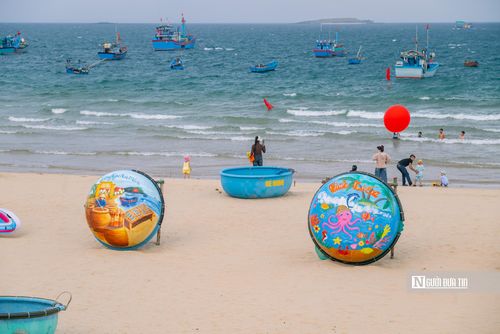 Theo Phòng Văn hóa - Xã hội phường Bình Kiến, những tác phẩm này được thực hiện trong 15 ngày. Những chiếc thúng chai khắc họa các khía cạnh phong cảnh, văn hóa, con người, ẩm thực nơi đây. Mục tiêu là giới thiệu hình ảnh địa phương, góp phần xây dựng không gian văn hóa, nghệ thuật để du khách trải nghiệm, tham quan.