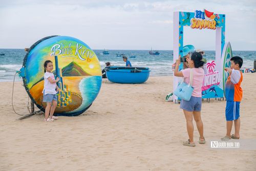 Không chỉ mang ý nghĩa làm đẹp cảnh quan, hoạt động còn là dịp để các thầy cô giáo truyền cảm hứng về tình yêu quê hương cho thế hệ trẻ. “Lao động sẽ giúp chúng ta sáng tạo nên những sắc màu rực rỡ nhất của cuộc sống. Quê hương chính là vẻ đẹp tuyệt vời nhất để khơi nguồn cảm hứng sáng tạo. Mỗi người hãy biết yêu quê hương, chăm chỉ học tập và lao động để góp phần điểm tô thêm nhiều vẻ đẹp cho nơi mình sinh ra và lớn lên”, cô Ái Phương bày tỏ. 