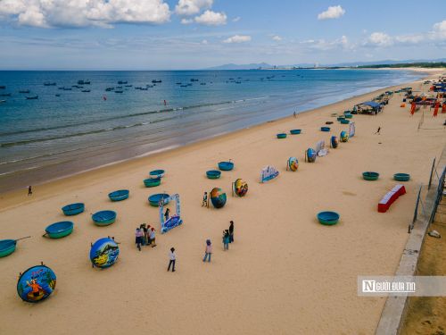 Dưới bàn tay khéo léo của các thầy cô giáo, đoàn viên thanh niên và sinh viên, những chiếc thúng ngày thường cùng ngư dân vươn khơi, vốn dĩ mộc mạc nay trở thành những tác phẩm nghệ thuật đầy màu sắc.
