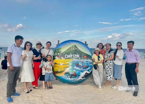 “Những chiếc thúng này được trưng bày ngoài bờ biển chứ không phải trong phòng tranh nên hình ảnh phải lớn hơn, màu sắc đậm hơn, phối màu rõ nét hơn thì mới phù hợp với không gian rộng lớn và có thể nhìn đẹp từ xa”, cô Phương nói thêm.