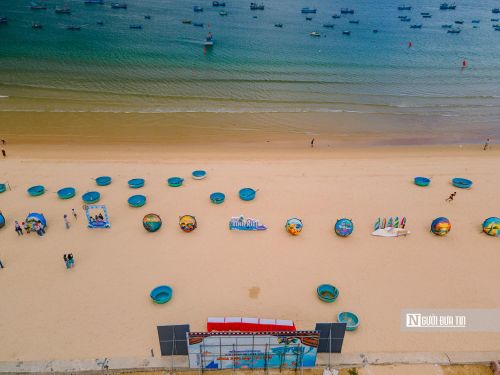 Giữa nắng, gió và vị mặn của biển khơi, những chiếc thúng chai bình dị không còn đơn thuần là phương tiện mưu sinh, mà đã trở thành những “sứ giả văn hóa”, kể câu chuyện về một làng biển đang đổi mới bằng chính những giá trị truyền thống của mình.
