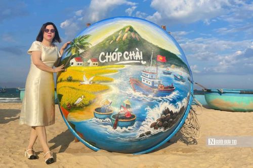 Cô Phan Thị Ái Phương, giáo viên Trường THCS Nguyễn Hữu Thọ, cho biết, việc vẽ trên thúng chai đặt ra nhiều thử thách hơn so với vẽ trên giấy hay giá vẽ thông thường. (Trong ảnh, cô Phan Thị Ái Phương bên tác phẩm của mình khi được mang đến trưng bày).