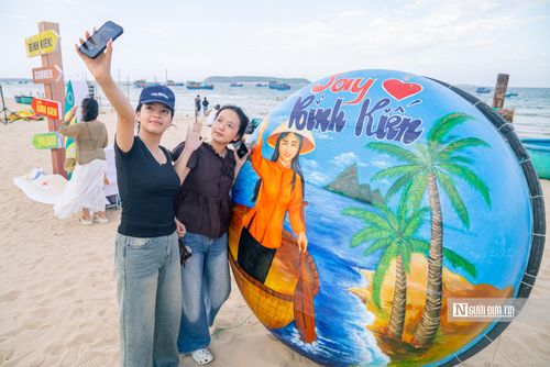Không ít du khách khi đến Long Thủy đã dừng chân chụp ảnh, ghi lại những khoảnh khắc bên "con đường thúng chai" đầy màu sắc. Bạn Mai Thị Thu Hà (du khách) cho biết: “Mình rất bất ngờ khi những chiếc thúng chai quen thuộc lại có thể trở nên sinh động và đẹp mắt đến vậy”.