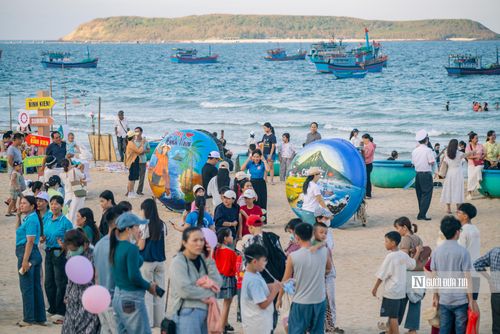 Nếu trước đây du khách đến đây chủ yếu để tắm biển, thưởng thức hải sản hay tìm hiểu lễ hội cầu ngư truyền thống, thì nay "con đường thúng chai" trở thành một điểm dừng chân không thể bỏ qua trong hành trình khám phá vùng biển này.