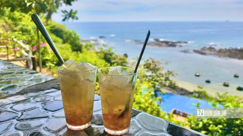 Xu xoa được cắt thành từng khối nhỏ, chan nước đường nấu với gừng tươi rồi thêm ít đá lạnh.