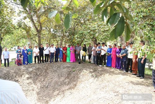 “Xót xa nhất là câu chuyện về 13 liệt sĩ của Tiểu đội thép — những người đã ngã xuống ngay trước ngưỡng cửa của hòa bình. Chúng tôi thắt nghẹn khi biết trong tiểu đội, 5 người chị đã có giấy báo nhập học đại học, được nâng niu gói trong những chiếc khăn mùi soa chưa kịp mở. Nhiều du khách đều rơi nước mắt vì thương tiếc cho 11 đóa hoa xuân và 2 chàng trai quả cảm. Họ đã kiên cường bám trụ trận địa, để rồi ngã xuống khi chỉ còn ít giờ nữa là tiếng bom dừng hẳn trên toàn miền Bắc, gửi lại bao ước mơ, hoài bão tuổi đôi mươi vào lòng đất mẹ”, bà Nguyễn Thị Hường, 60 tuổi, đến từ tỉnh Quảng Trị, chia sẻ.