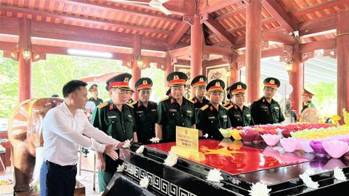 Dòng người đổ về Truông Bồn những ngày tháng 7 như một dòng chảy tri ân bất tận, minh chứng cho đạo lý "Uống nước nhớ nguồn" của dân tộc. Chia sẻ về không khí linh thiêng này, ông Phan Trọng Lộc - Giám đốc Khu di tích lịch sử Quốc gia Truông Bồn, cho biết, trung bình mỗi ngày khu di tích đón hàng nghìn lượt khách tham quan, dâng hương. Dự kiến cao điểm cả tháng 7, khu di tích sẽ đón khoảng hơn 100.000 lượt khách.