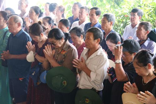 Hành trình về lại chiến trường xưa của các cựu chiến binh không chỉ là cuộc hội ngộ của những người ở lại, mà còn là sự kết nối linh thiêng với quá khứ. “Chúng tôi may mắn hơn nhiều đồng đội vì còn được trở về, được đoàn tụ với gia đình và chứng kiến đất nước đổi mới từng ngày. Đến đây, đứng trước những hàng bia mộ này, chúng tôi lại càng thấm thía sâu sắc hơn sự hy sinh to lớn, vô bờ bến của những người đã vĩnh viễn nằm lại”, cựu chiến binh Hà Thanh Cường, 70 tuổi, trú tại Thiên Nhẫn, tỉnh Nghệ An, xúc động nói.