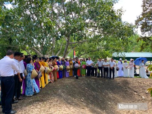 Đại diện cho thế hệ được sinh ra và lớn lên trong hòa bình, những người trẻ khi đặt chân đến cõi thiêng Truông Bồn đều mang trong mình một niềm kính ngưỡng sâu sắc. “Trước đây, em chỉ biết đến Truông Bồn qua những trang sách lịch sử hay những thước phim tài liệu. Nhưng khi được tận mắt chứng kiến những hố bom, những kỷ vật như chiếc khăn mùi soa gói vội giấy báo nhập học, em mới thực sự chạm vào cái giá khốc liệt của hai chữ 'Tự do'. Đứng ở đây hôm nay, dâng lên các anh chị đóa hoa cúc trắng tinh khôi, chúng em nguyện hứa sẽ đem hết sức trẻ để gìn giữ và dựng xây đất nước ngày càng giàu đẹp, xứng đáng với sự hy sinh của thế hệ cha anh”, em Nguyễn Thị Hương Giang, sinh viên Đại học Vinh, chia sẻ.
