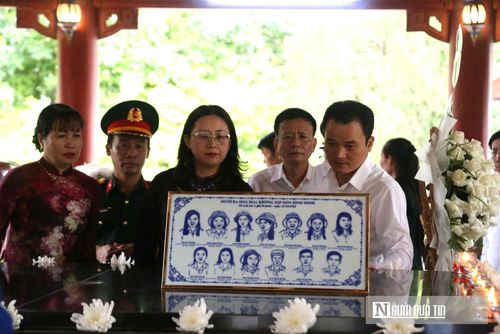 Bên khu mộ chung của 13 liệt sĩ thanh niên xung phong, du khách đã lặng người trước một khúc tráng ca bất tử. Giữa cái tĩnh lặng của cõi thiêng Truông Bồn, lời thuyết minh như một thước phim lịch sử quay chậm, tái hiện lại khoảnh khắc hy sinh đầy quả cảm của 13 chiến sĩ tuổi đời mười tám, đôi mươi. Những câu chuyện đó đã khơi dậy niềm tự hào sâu sắc trong lòng mỗi người về một thế hệ thanh xuân quyết tử cho Tổ quốc quyết sinh.