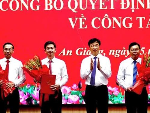 Ông Lê Quang Tùng - tân Bí thư Tỉnh ủy An Giang (thứ 2 từ trái sang), cùng các lãnh đạo nhận hoa và quyết định điều động của Bộ Chính trị.