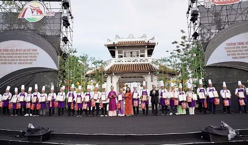 Ban tổ chức trao chứng nhận đồng hành cho các nghệ nhân tham gia chương trình. Ảnh Hoàng Lê.