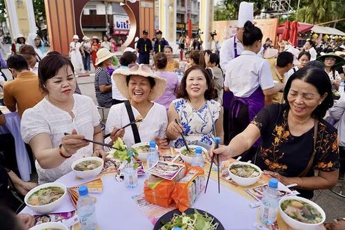 Thực khách thưởng thức Bún bò Huế từ tay các nghệ nhân ẩm thực chế biến. Ảnh Hoàng Lê.