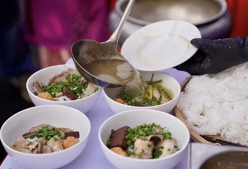 Cận cảnh tô Bún bò Huế. Ảnh Hoàng Lê.