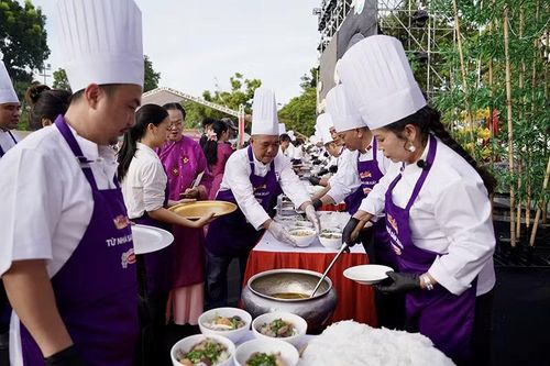 Mang chủ đề Di sản văn hóa phi vật thể Quốc gia "Tri thức dân gian Bún Bò Huế", hơn 30 nghệ nhân ẩm thực đến từ 3 miền Bắc - Trung - Nam và TP Huế cùng trổ tài. Ảnh Hoàng Lê.