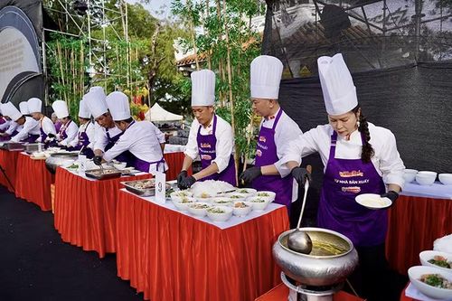 Các nghệ nhân chế biến hơn 300 tô bún bò để đãi người xem. Ảnh Hoàng Lê.