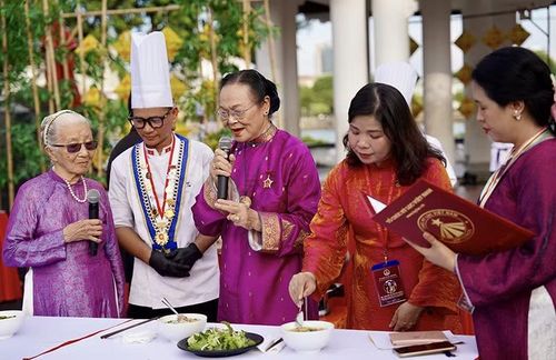 Ban tổ chức chấm điểm cho các nghệ nhân. Ảnh Hoàng Lê.