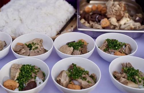 Bún bò Huế - món ăn truyền thống của cố đô Huế hàng trăm năm qua. Ảnh Hoàng Lê.
