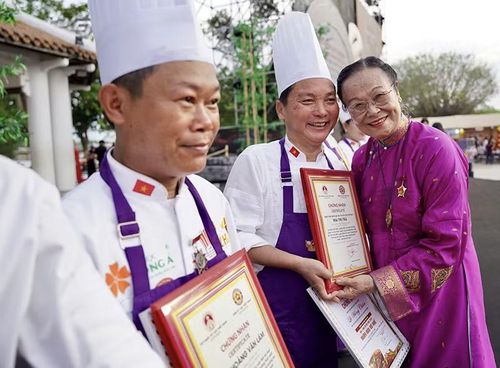 Sự kiện đã xác lập kỷ lục Việt Nam về chế biến món bún bò Huế với số lượng nghệ nhân cùng tham gia nhiều nhất Việt Nam. Ảnh Hoàng Lê.