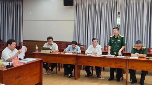 Đại diện Tổng Công ty Đầu tư Phát triển Nhà và Đô thị (Bộ Quốc phòng), chủ đầu tư Khu nhà ở gia đình sĩ quan phát biểu tại buổi họp.