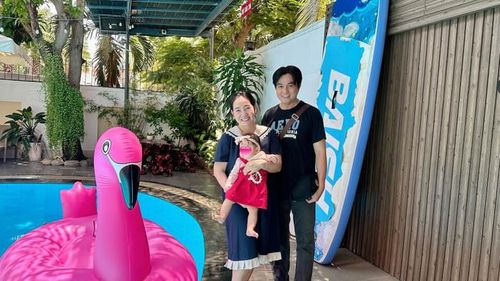 Vợ chồng Cao Minh Đạt đưa con gái 7 tháng tuổi đi du lịch.